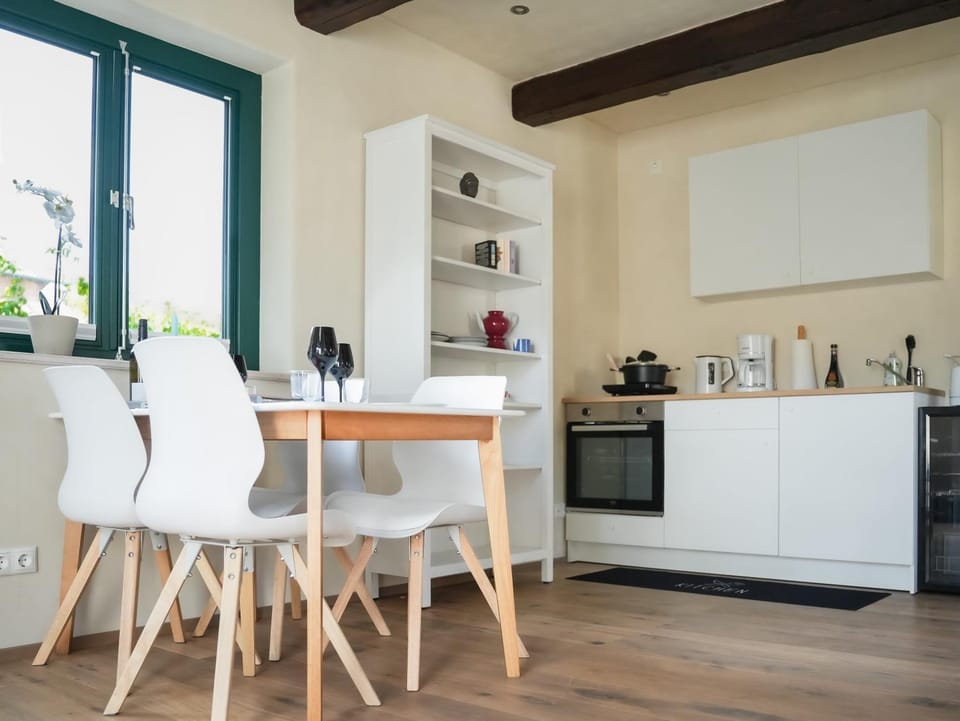 Coffee/tea facilities, Kitchen or kitchenette, Dining area, stove