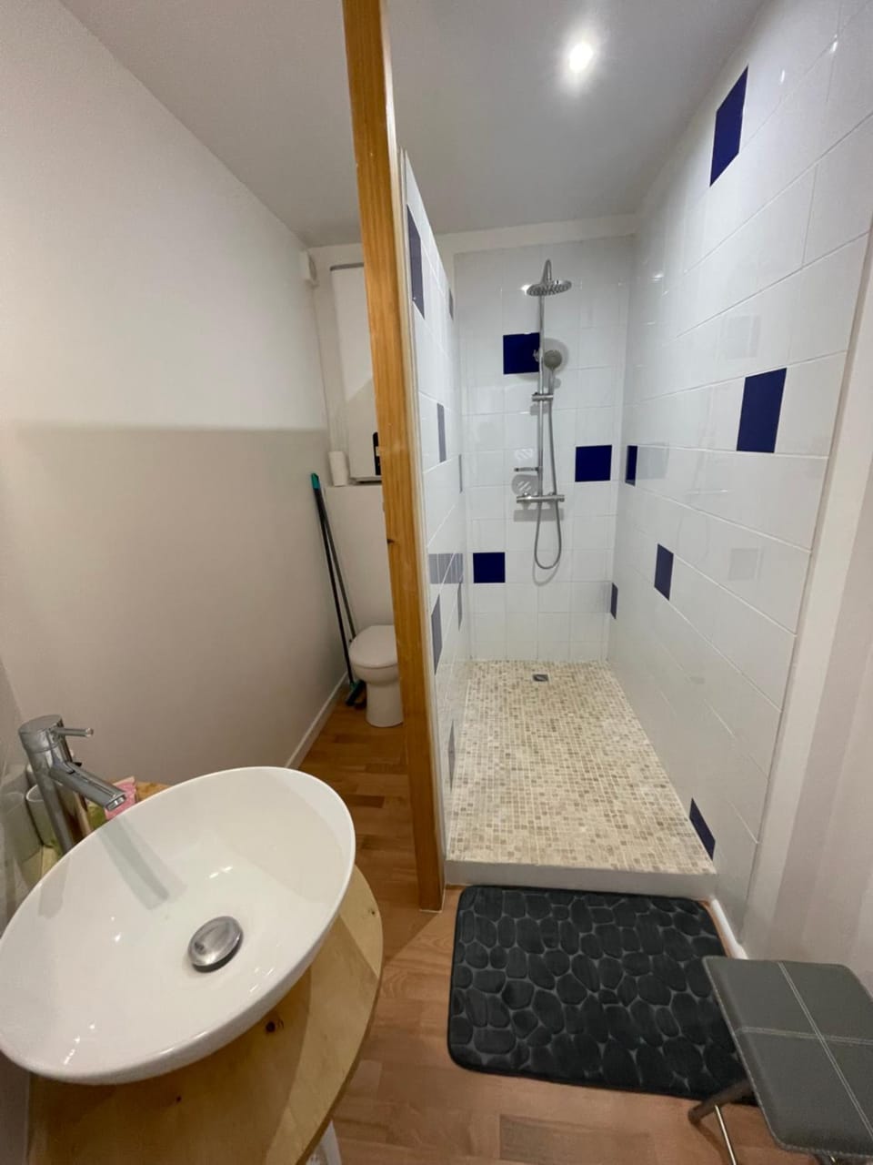 Shower, Toilet, towels