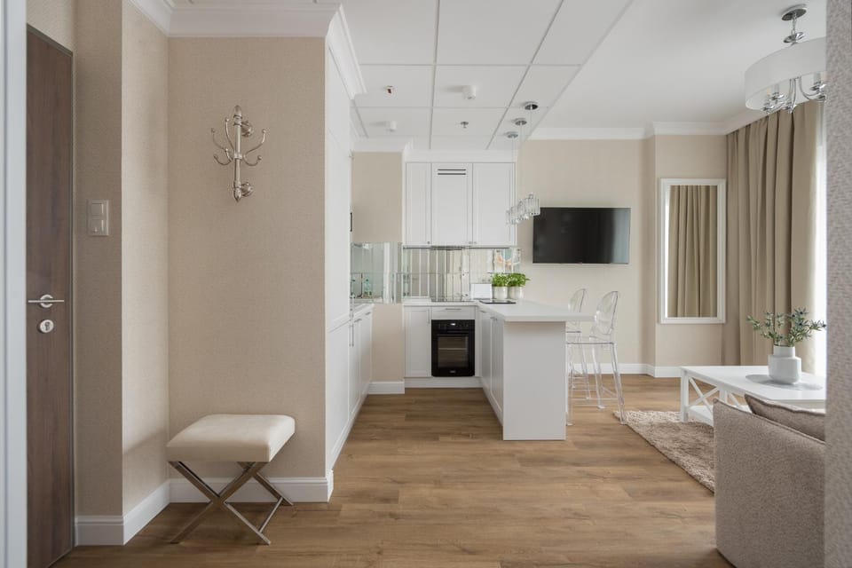 TV and multimedia, Kitchen or kitchenette, Living room, Seating area, Dining area
