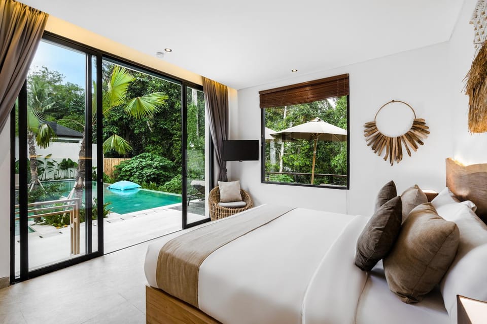 Bed, TV and multimedia, View (from property/room), Bedroom, Pool view, air conditioner