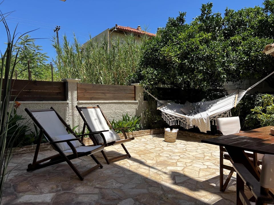 Patio, Day, Garden, Seating area, Garden view, sunbed