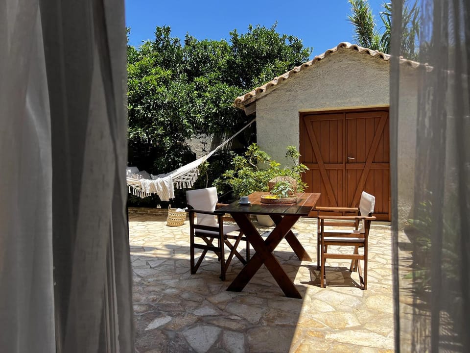 Patio, Day, Dining area, Inner courtyard view, sunbed