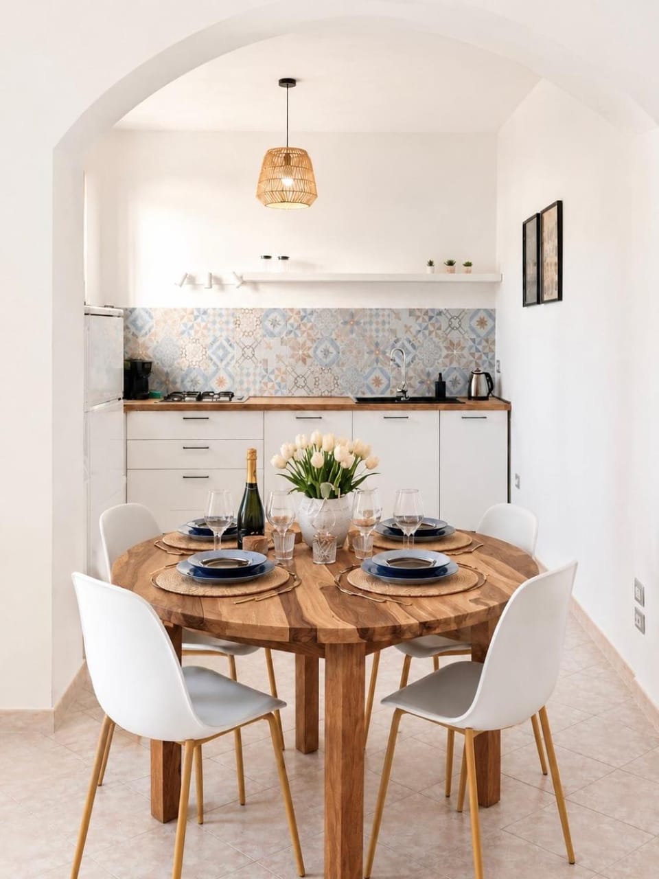 Kitchen or kitchenette, Dining area