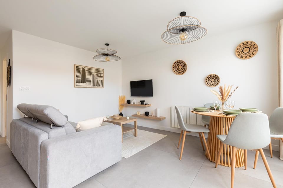Communal lounge/ TV room, TV and multimedia, Living room, Seating area, Dining area