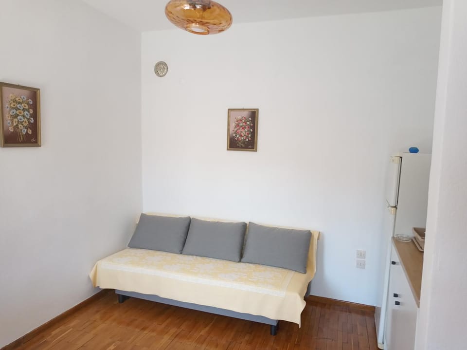 Bed, Seating area