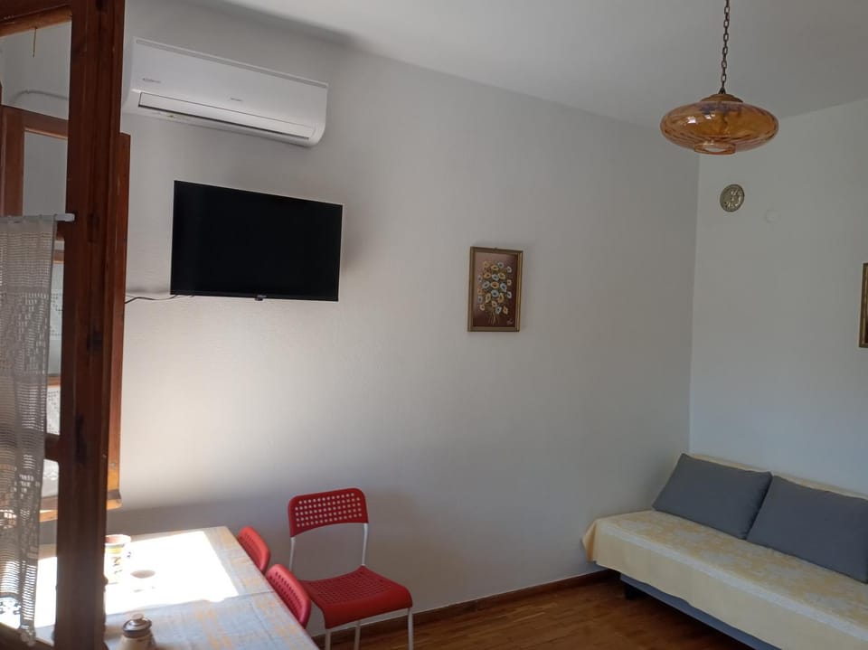 Bed, TV and multimedia, Seating area