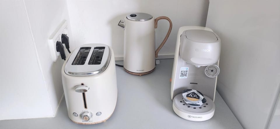 Coffee/tea facilities, toaster