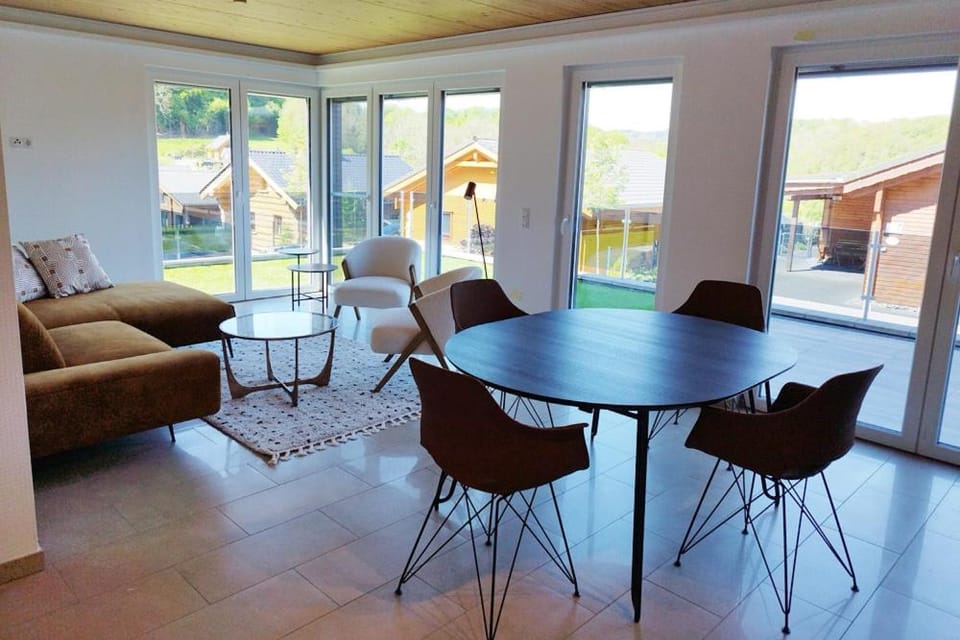 View (from property/room), Balcony/Terrace, Living room, Seating area, Dining area