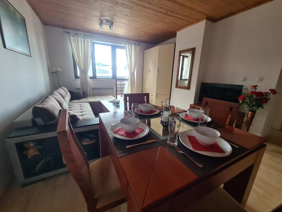 TV and multimedia, Kitchen or kitchenette, Living room, Food and drinks, Dining area, Food