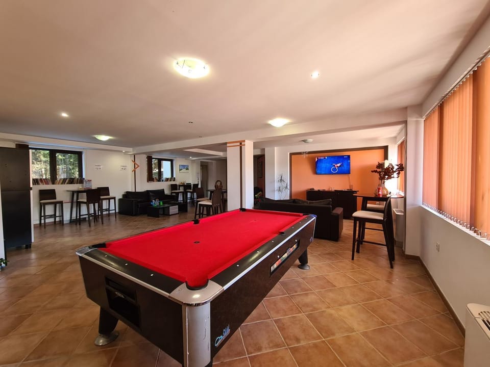 Communal lounge/ TV room, Billiard, Game Room, TV and multimedia