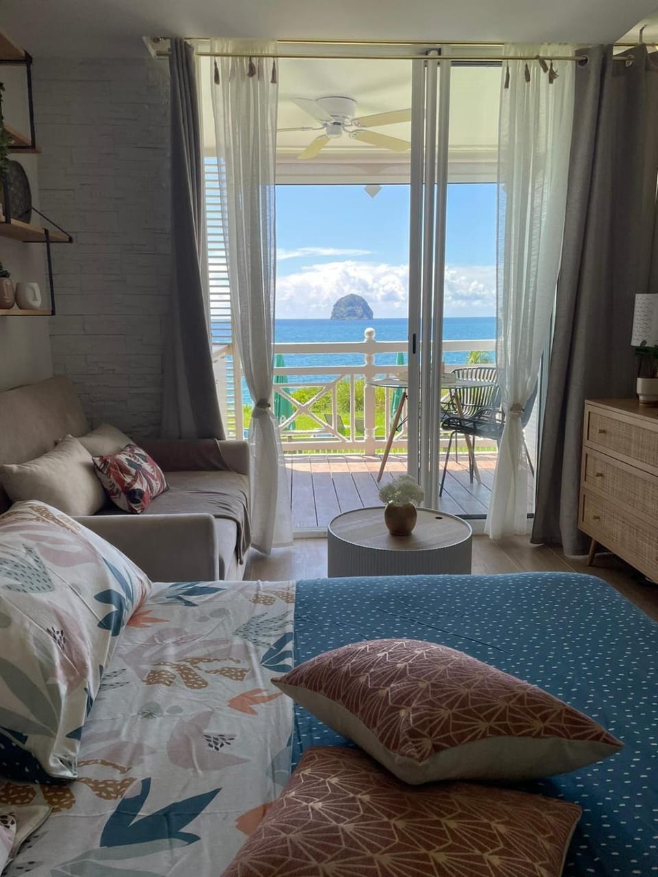 Bed, Natural landscape, Living room, Photo of the whole room, Bedroom, Sea view