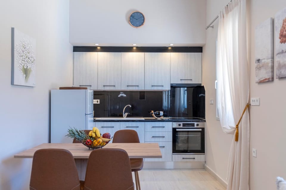 Kitchen or kitchenette, Dining area, oven