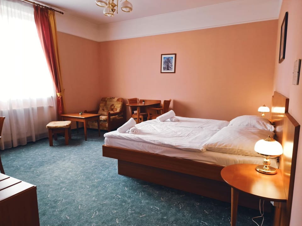 Bed, Seating area, Bedroom