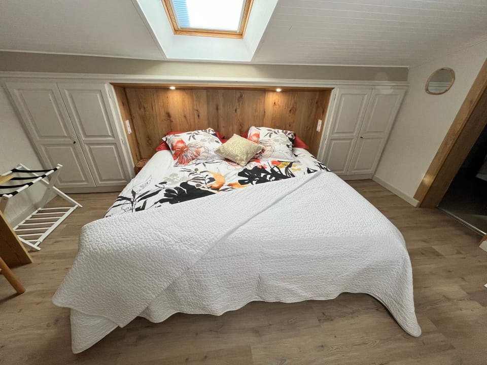 Bed, Photo of the whole room, Bedroom, towels, wardrobe