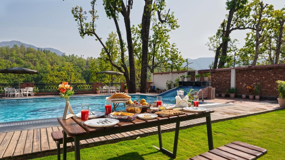 Patio, Spring, Day, Natural landscape, Garden, View (from property/room), Food and drinks, Dining area, Food, Garden view, Mountain view, Pool view, Swimming pool, Breakfast, sunbed