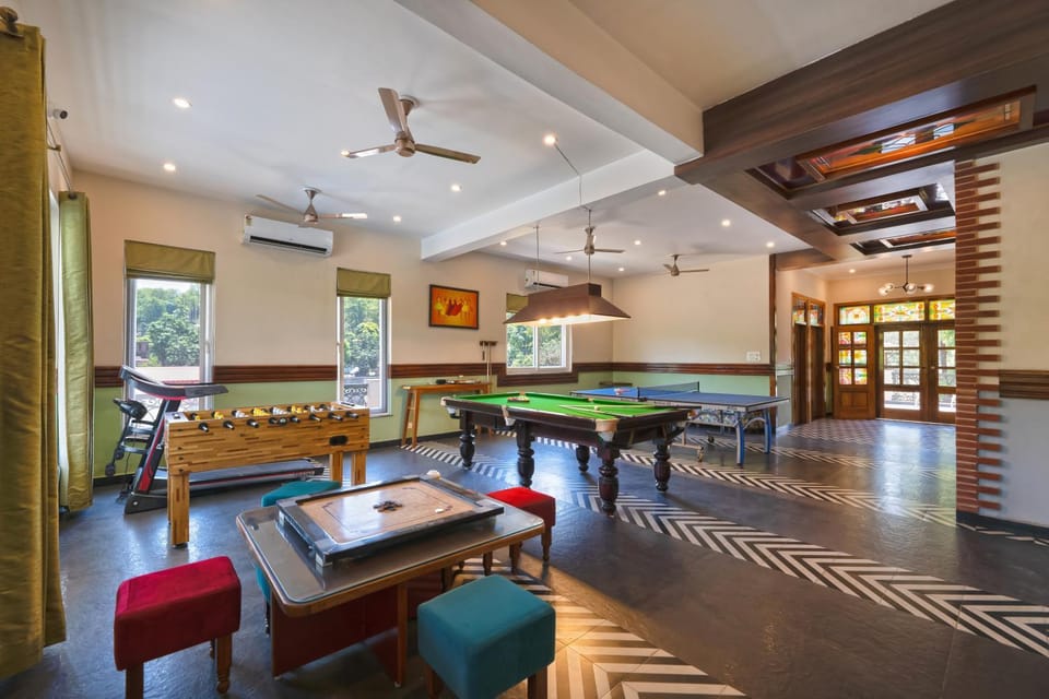Restaurant/places to eat, Billiard, Game Room, Table tennis, Living room, Banquet/Function facilities, Seating area, fireplace