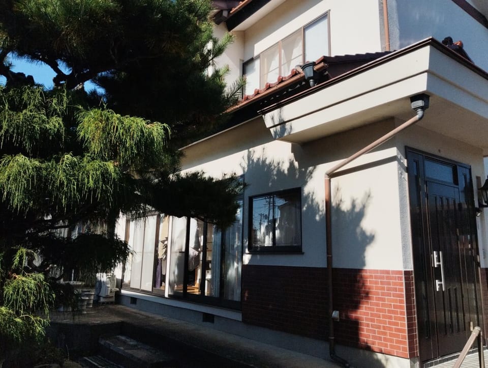 Private Twin Room in Ishinomaki, Non-Smoke, Free Parking, Cat Island, Wifi1 Bed and Breakfast in Miyagi Prefecture