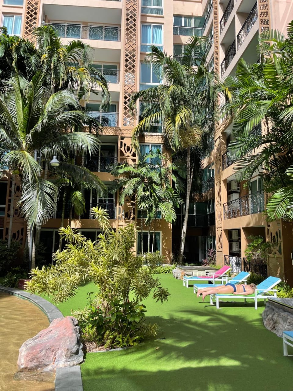 Property building, Day, Swimming pool, sunbed