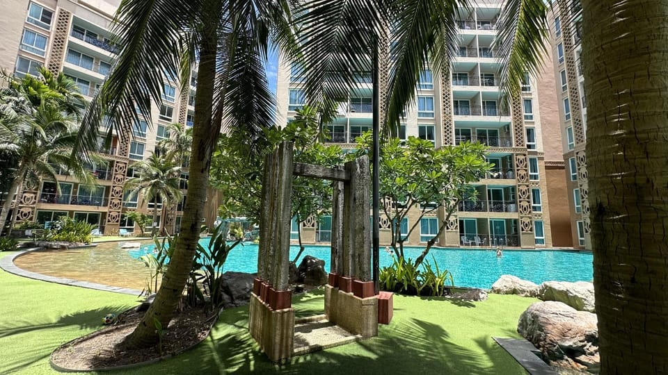 Property building, Day, Pool view, Swimming pool, sunbed