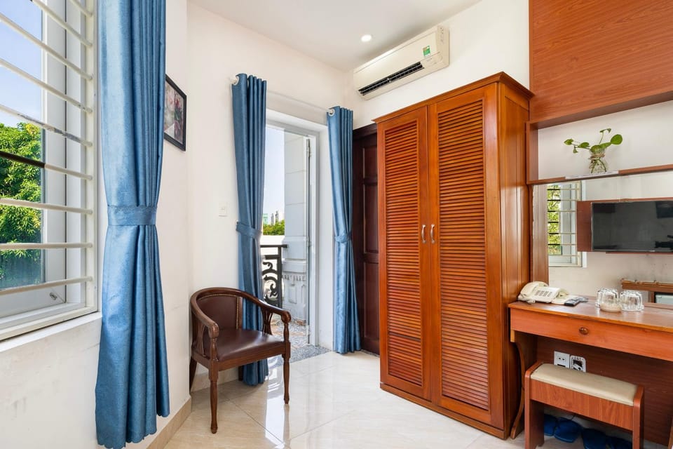 TV and multimedia, Seating area, wardrobe, air conditioner