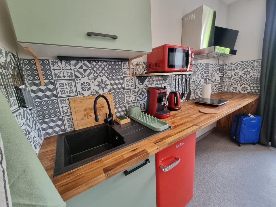 Restaurant/places to eat, Kitchen or kitchenette, Breakfast, Parking, stove