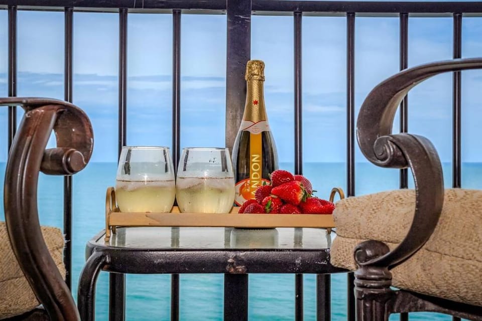 Ready Set and Relax, Oceanfront Suite w Jetted tub! B 1134 Apartment in Myrtle Beach