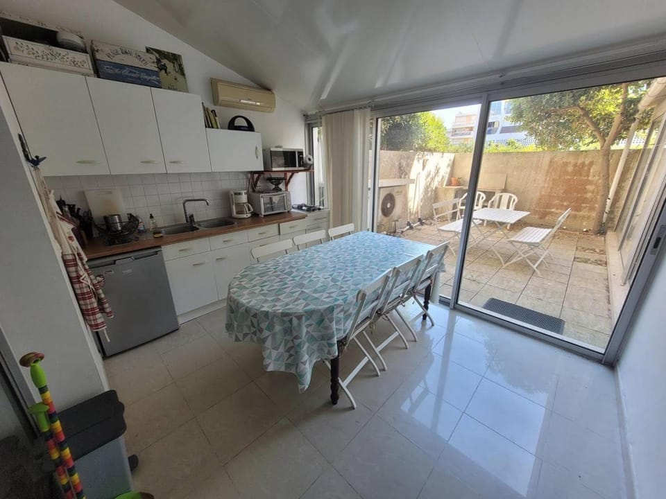 View (from property/room), Balcony/Terrace, Kitchen or kitchenette, Dining area, oven, stove