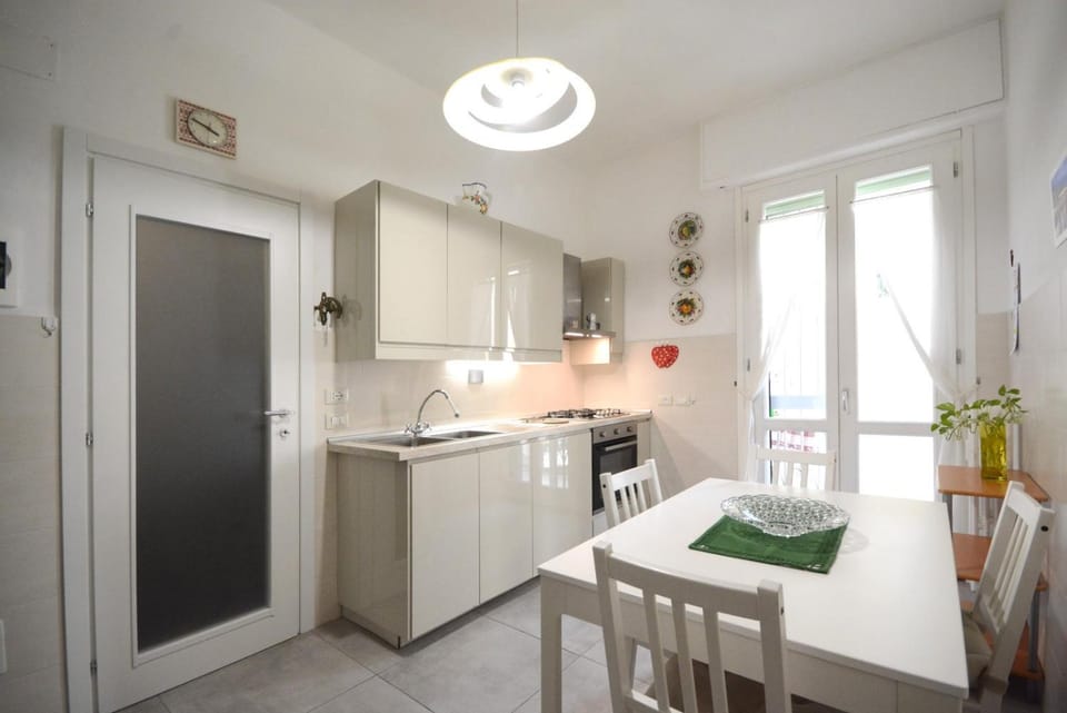 Kitchen or kitchenette, Dining area, oven, stove
