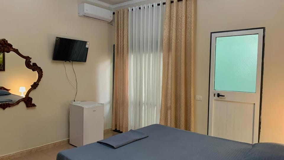 Bed, TV and multimedia, Photo of the whole room, Bedroom, air conditioner