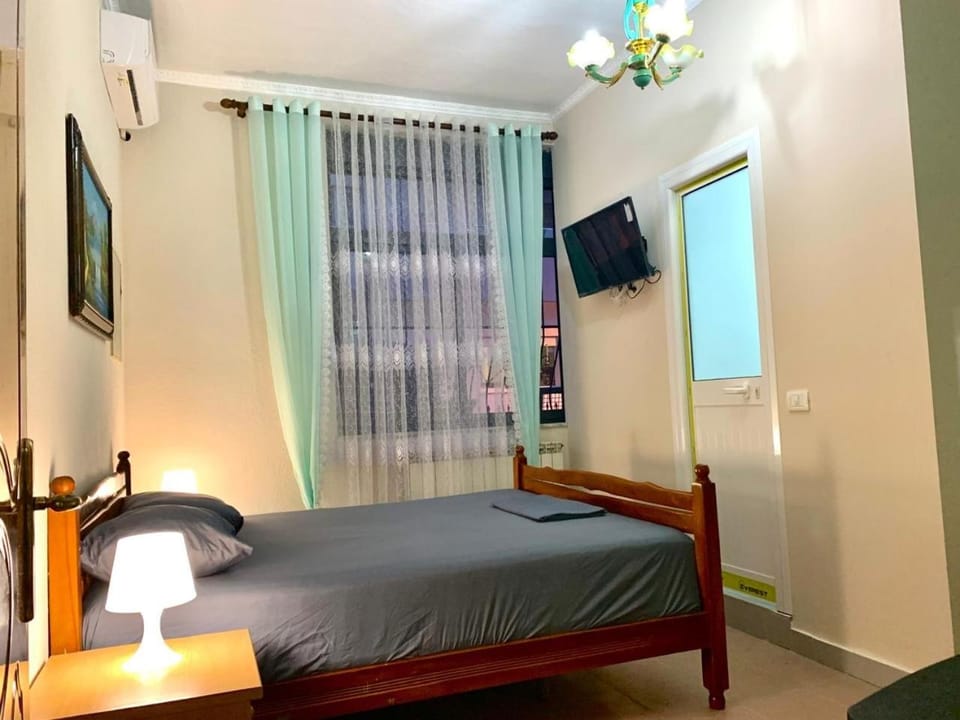 Communal lounge/ TV room, Bed, TV and multimedia, Photo of the whole room, Bedroom