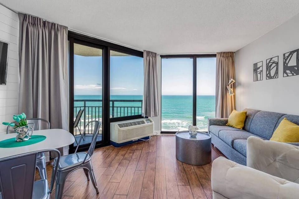 Pristine Oceanfront King Suite Best Layout in Bldg 806 Apartment in Myrtle Beach