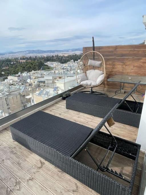 Panathenaic & Acropolis View - Jacuzzi Penthouse Apartment in Athens