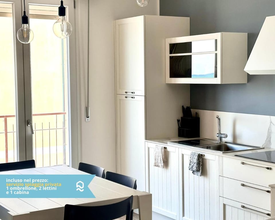 M389 - Marcelli, nuovo trilocale sul mare con spiaggia privata Apartment in Marcelli