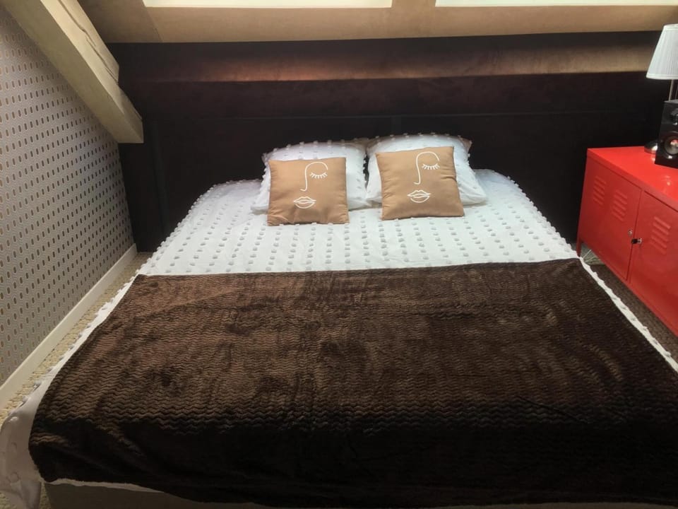 Bed, Bedroom