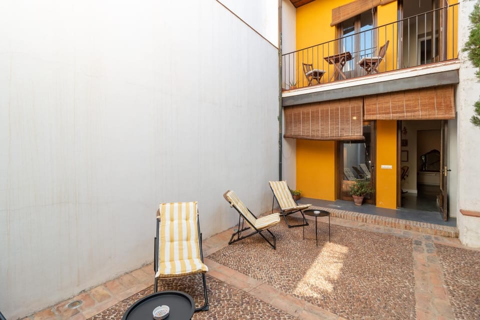 Patio, Day, Inner courtyard view, sunbed