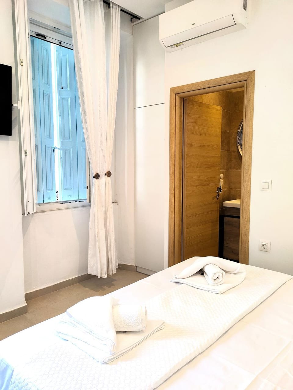 TV and multimedia, Photo of the whole room, towels, air conditioner