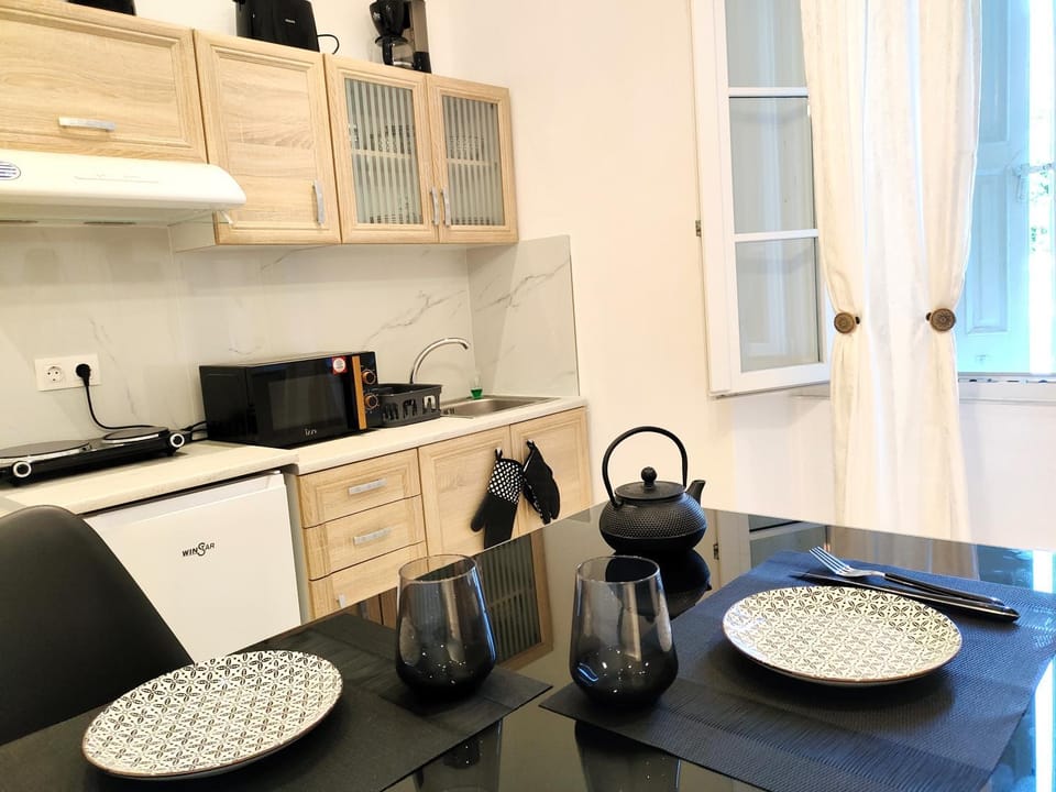 Coffee/tea facilities, Kitchen or kitchenette, Dining area, stove, toaster