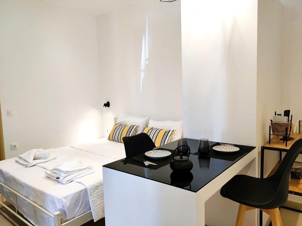 Bed, Dining area