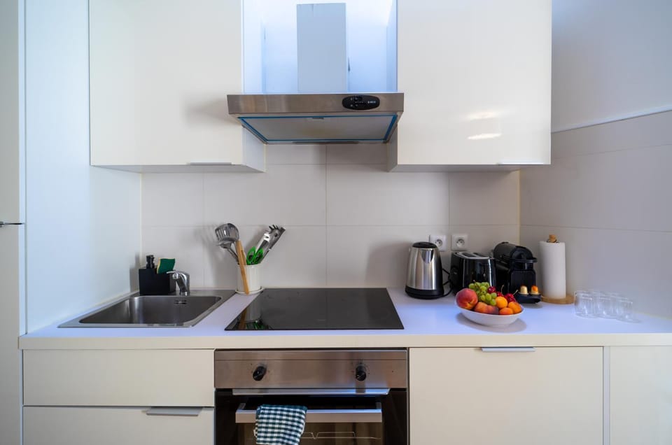 Coffee/tea facilities, Kitchen or kitchenette, stove, toaster