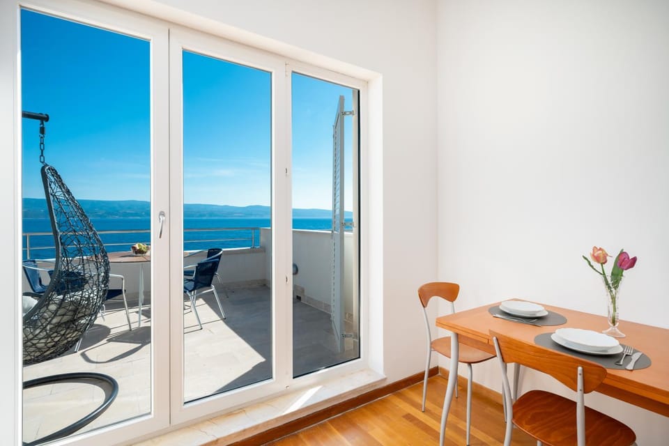 Day, View (from property/room), Balcony/Terrace, Seating area, Dining area, Sea view