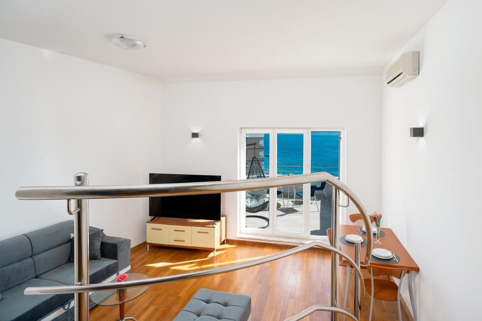 Kitchen or kitchenette, Seating area, Dining area, air conditioner