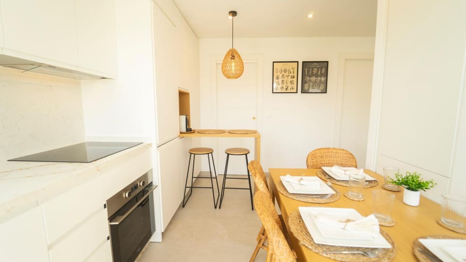 Kitchen or kitchenette, Dining area, minibar, oven, stove