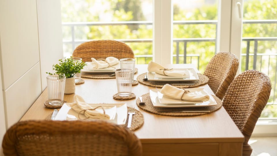 Living room, Food and drinks, Seating area, Dining area, Food