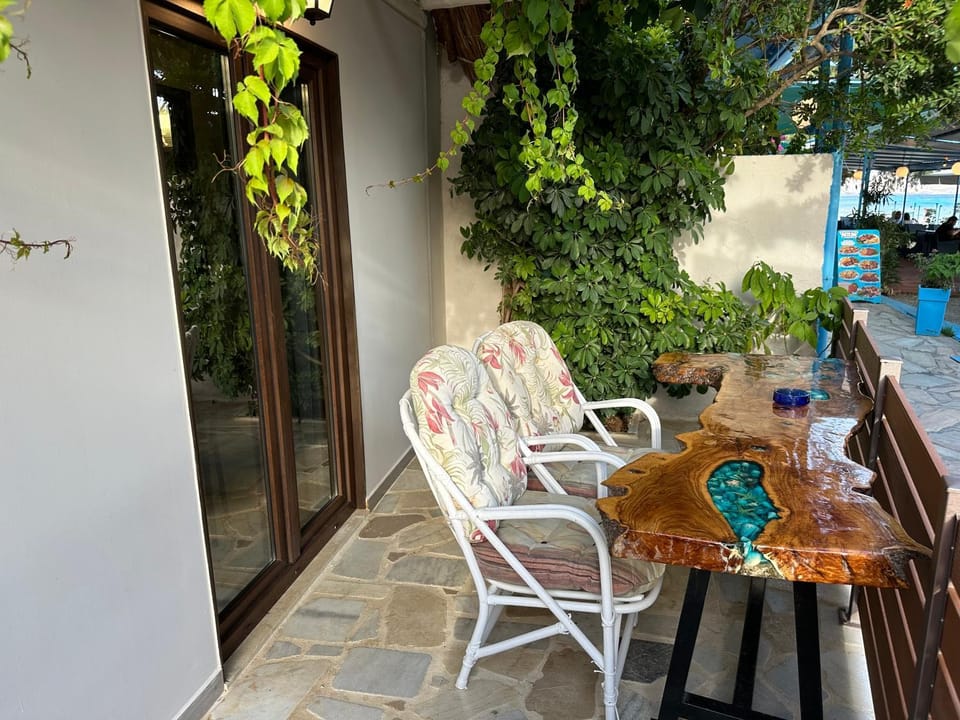 Patio, Day, View (from property/room), Balcony/Terrace, Seating area, Dining area, Garden view