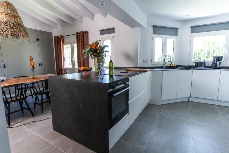 Kitchen or kitchenette, Dining area, dishwasher, stove