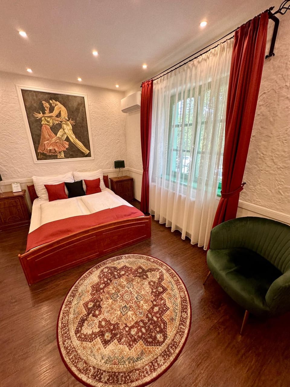 Bed, Seating area