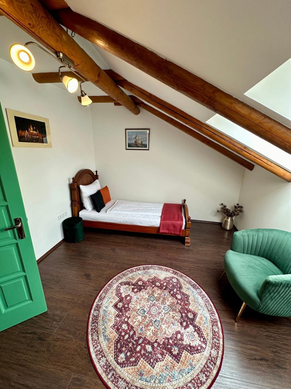 Bed, Seating area, Bedroom
