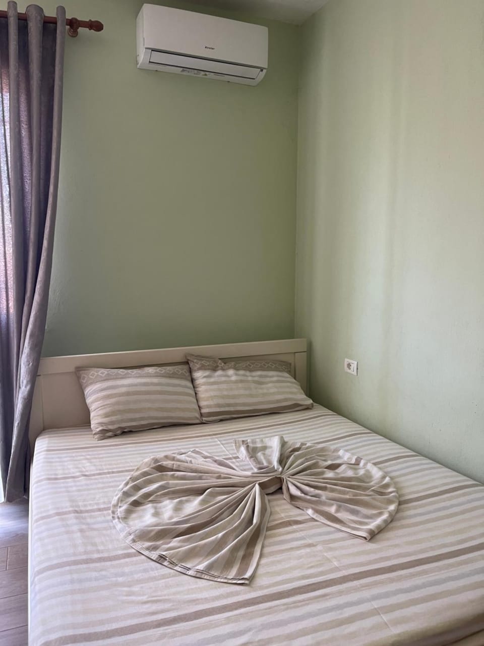 Bed, Photo of the whole room, Bedroom, air conditioner