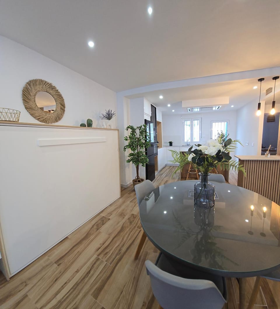 Bed, Kitchen or kitchenette, Living room, Seating area, Dining area