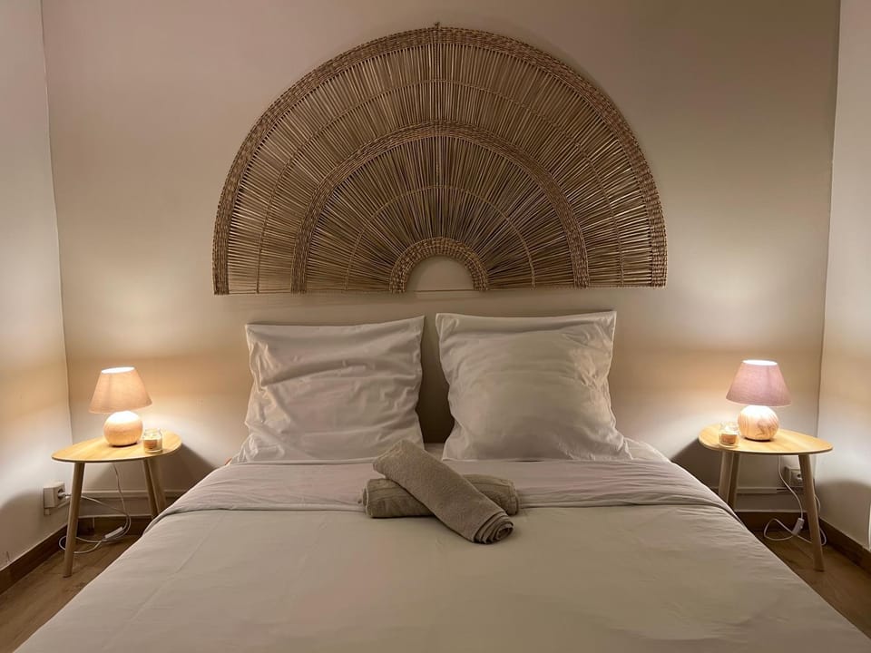 Bed, Photo of the whole room, Bedroom, towels